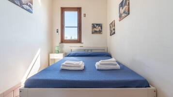 Tabla de planchar con plancha, wifi, ropa de cama