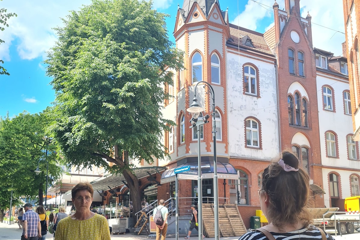 Ein historisches Gebäude mit einem markanten Turm und Bogenfenstern.