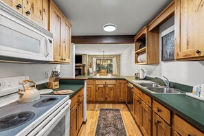 Fridge, microwave, oven, stovetop - Creekside Retreat Near Gondola (Steamboat Springs)