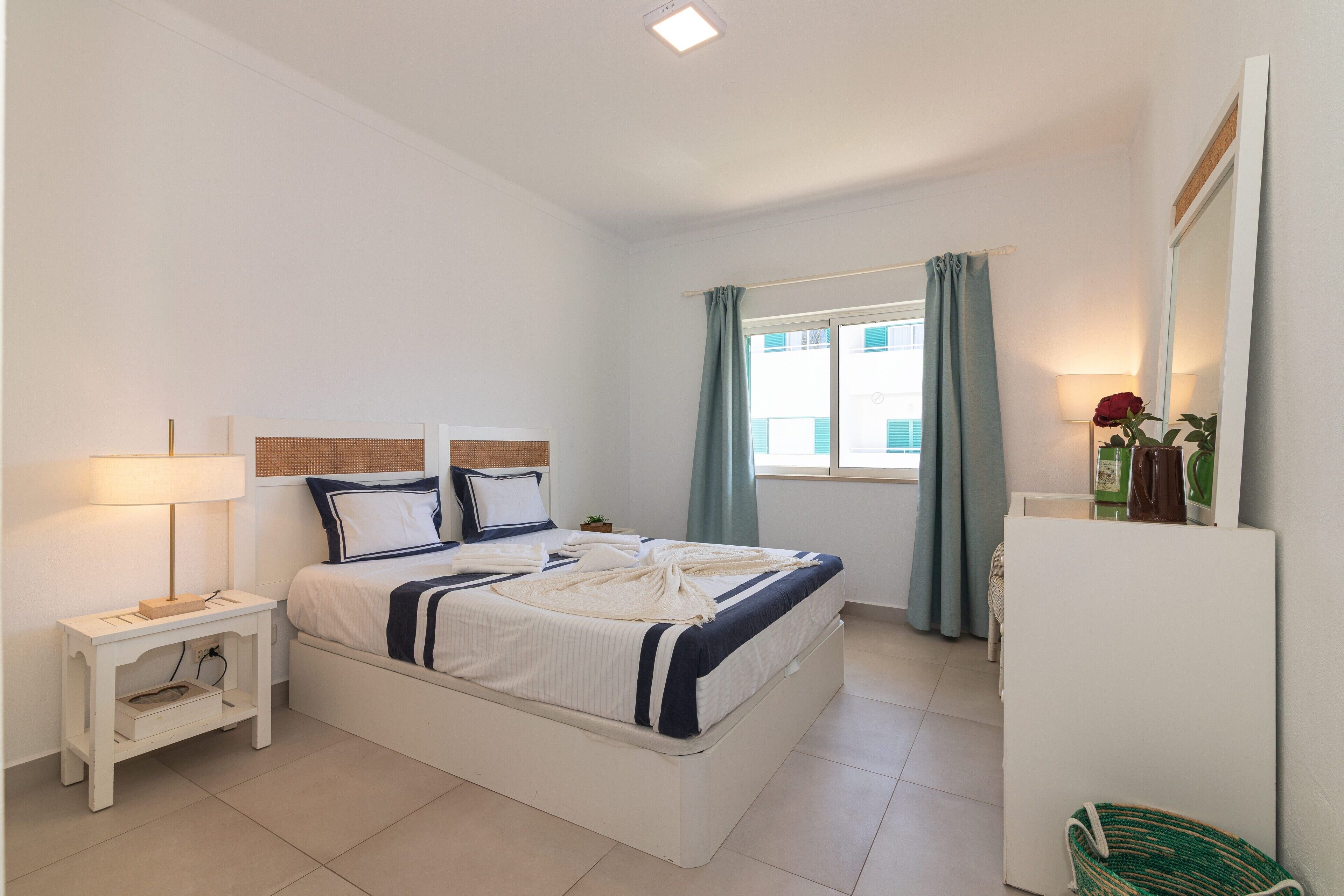 Een strijkplank/strijkijzer, wifi, beddengoed