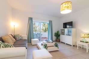 TV - Blue Escape – Prainha, Alvor with Shared Pool, Garden and Wi-Fi (Alvor)