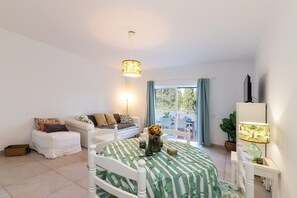 TV - Blue Escape – Prainha, Alvor with Shared Pool, Garden and Wi-Fi (Alvor)