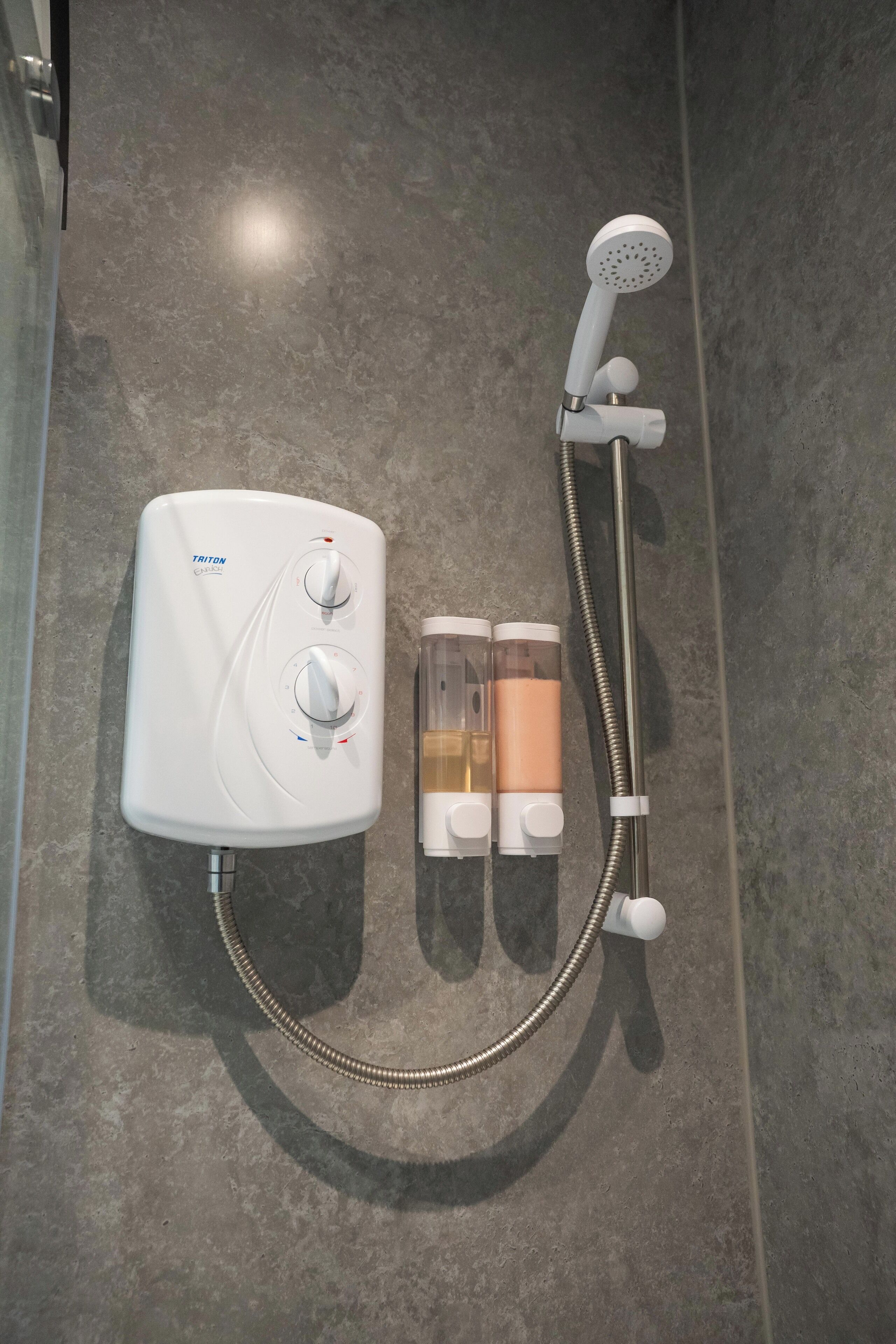 Comfort-Vierbettzimmer, Nichtraucher, eigenes Bad | Badezimmer | Dusche, Handtücher, Toilettenpapier