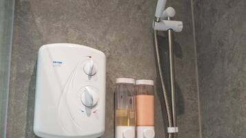 Comfort-Vierbettzimmer, Nichtraucher, eigenes Bad | Badezimmer | Dusche, Handtücher, Toilettenpapier