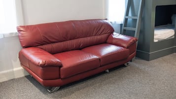 Comfort Quadruple Room, Non Smoking, Private Bathroom | Interior