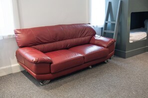 Comfort Quadruple Room, Non Smoking, Private Bathroom | Interior