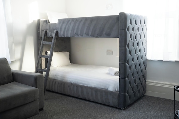 Classic Quadruple Room, Non Smoking, Private Bathroom | Wi-fi percuma