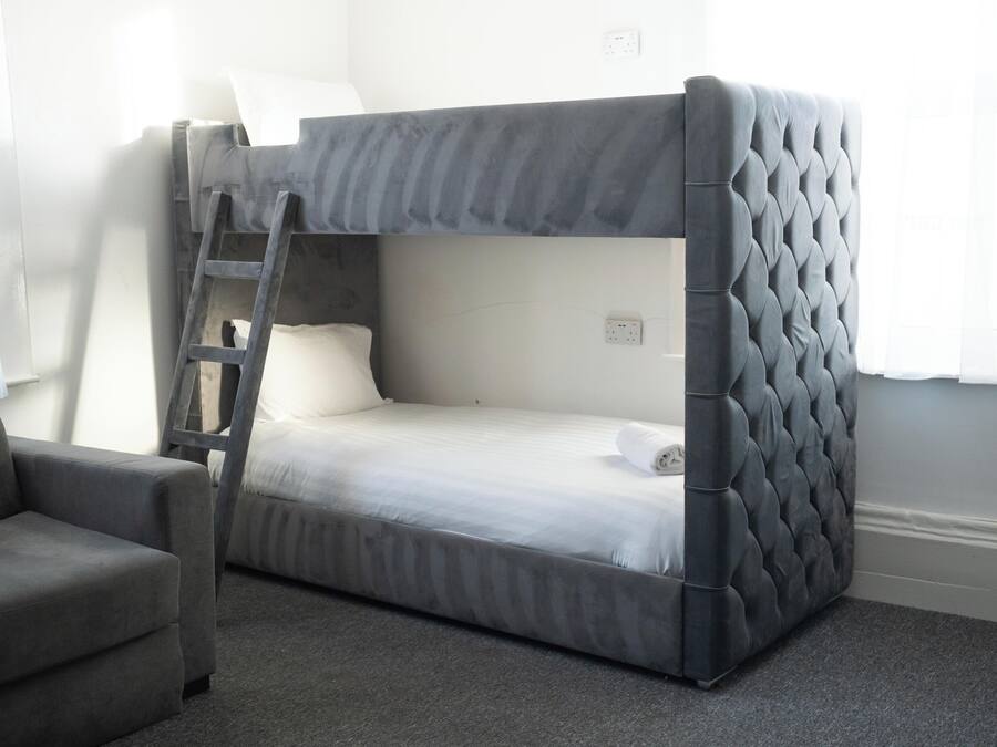 Classic Quadruple Room, Non Smoking, Private Bathroom | Wi-fi percuma