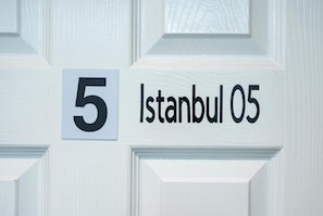 Neljän hengen huone, tupakointi kielletty, oma kylpyhuone | Yksityiskohta sisätiloista