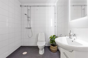 Standaard suite, uitzicht op zee | Badkamer | Een douche, handdoeken