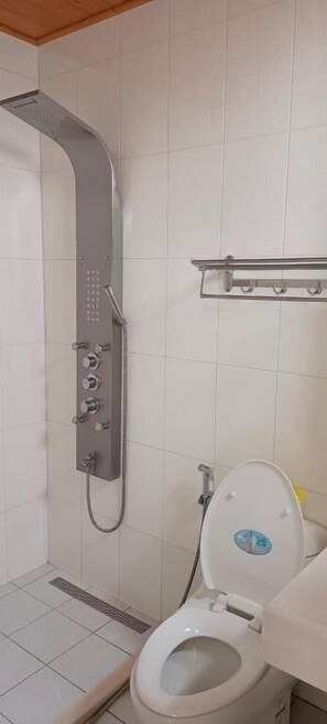 Quadruple Room | Bathroom - granny-home (Puli)