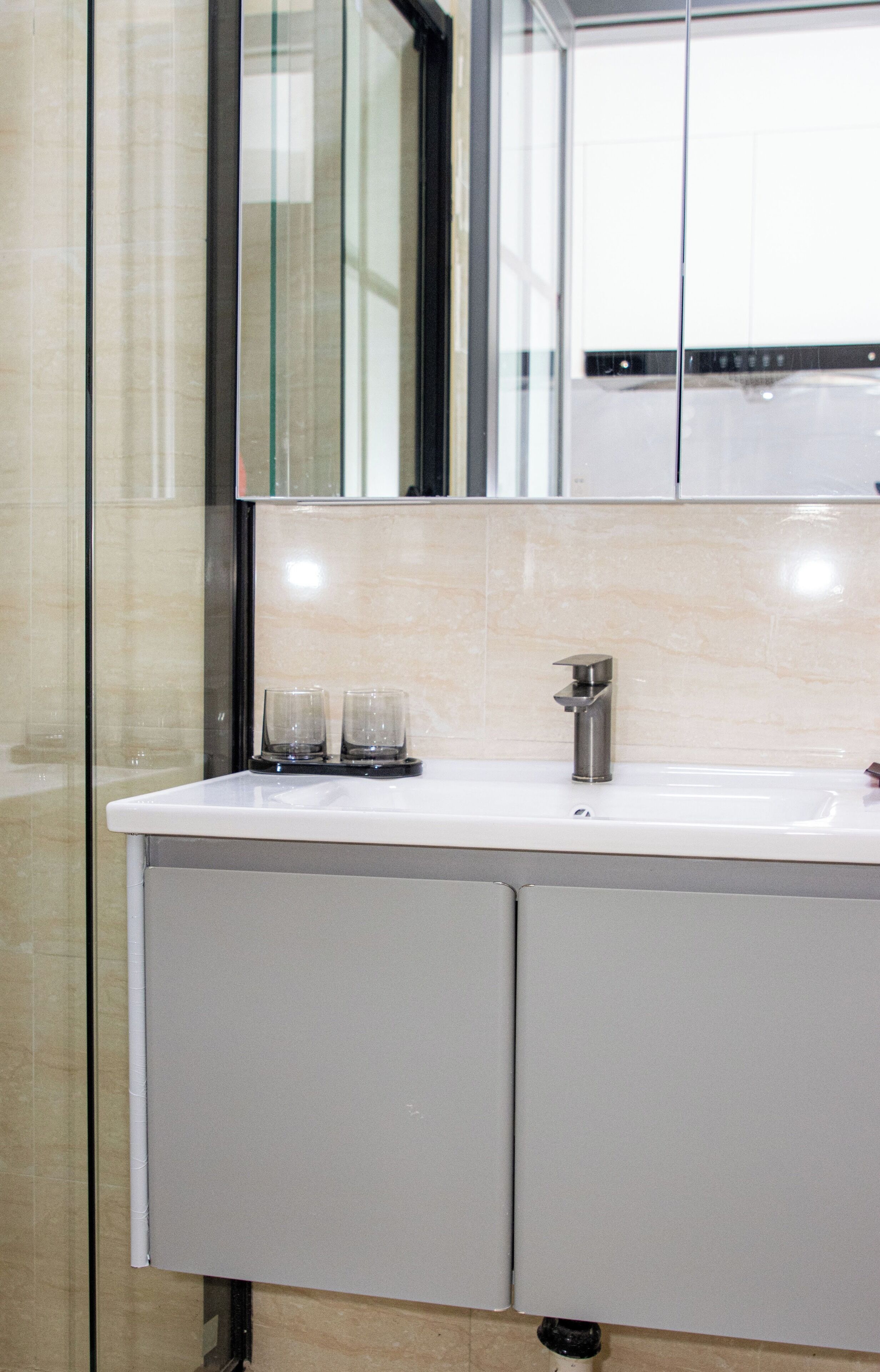 Deep-soaking bathtub, rainfall showerhead, hair dryer, bathrobes