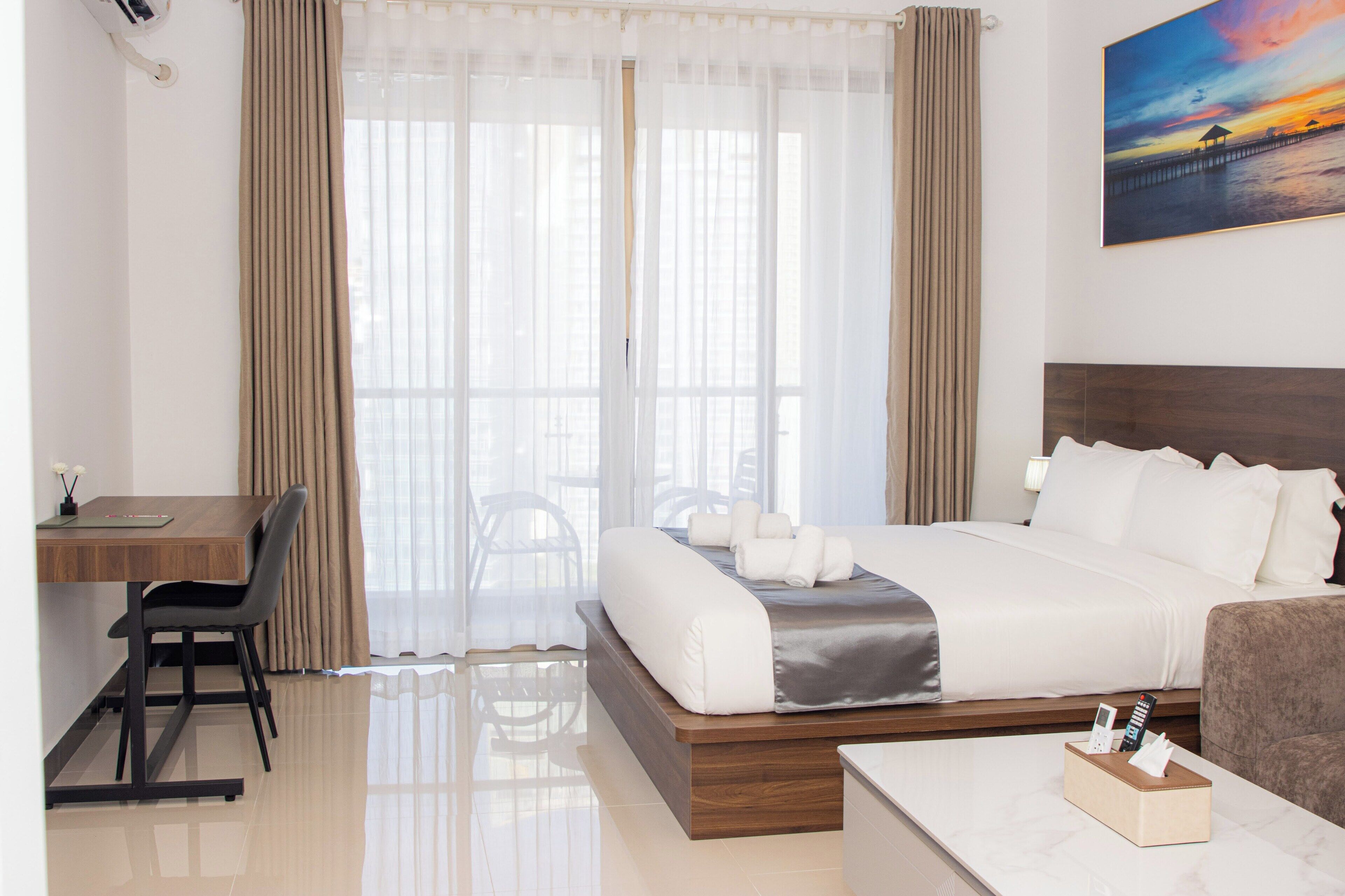 Superior King City View | Hypo-allergenic bedding, in-room safe, soundproofing, iron/ironing board