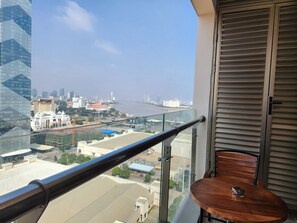 Habitación doble superior, balcón, vistas a la ciudad | Jardines del alojamiento