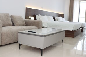 Phòng đôi Deluxe, ban công, quang cảnh sông | Két bảo mật tại phòng, bàn, khu vực làm việc phù hợp cho laptop 