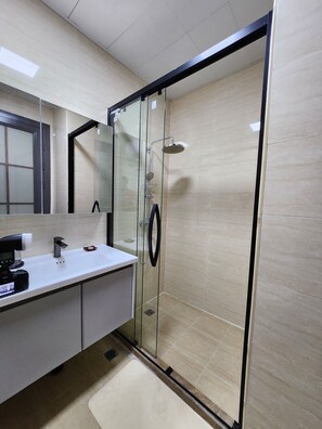 Máy sấy tóc, dép đi trong nhà, khăn tắm, xà phòng 