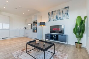 Fridge, microwave, oven, stovetop - Grand Thameside | Free Parking | 4BR | Sleeps 8 (Staines-upon-Thames)