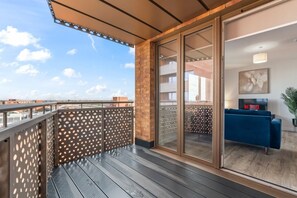 Property grounds - Grand Thameside | Free Parking | 4BR | Sleeps 8 (Staines-upon-Thames)