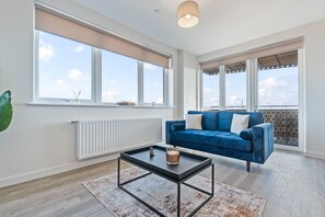 TV - Grand Thameside | Free Parking | 4BR | Sleeps 8 (Staines-upon-Thames)