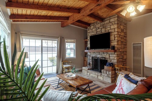 Pompo Beach House| 2 Bed 2 Bath | Silverstrand Beach