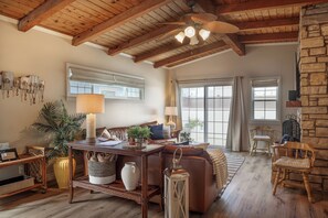 Living area - Pompo Beach House 2 Bed 2 Bath   Silver strand Beach (Oxnard)