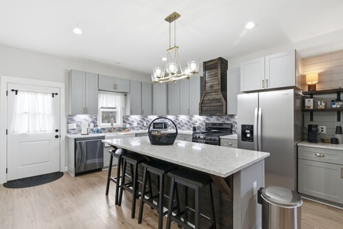 The Bella - Modern Equestrian Home with Park Views near Weatherford Square!