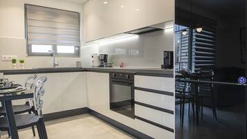 Fridge, oven, stovetop, cookware/dishes/utensils