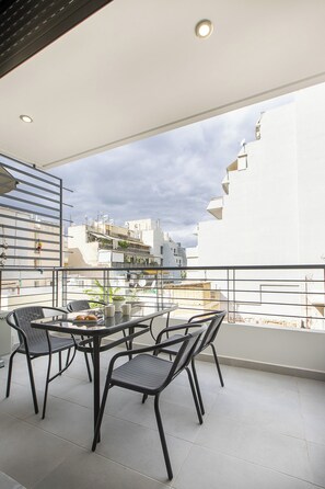 Outdoor dining - Black & White 2BR Apt steps from Mavili Square (Athina)