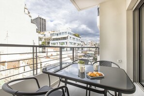 Outdoor dining - Black & White 2BR Apt steps from Mavili Square (Athina)