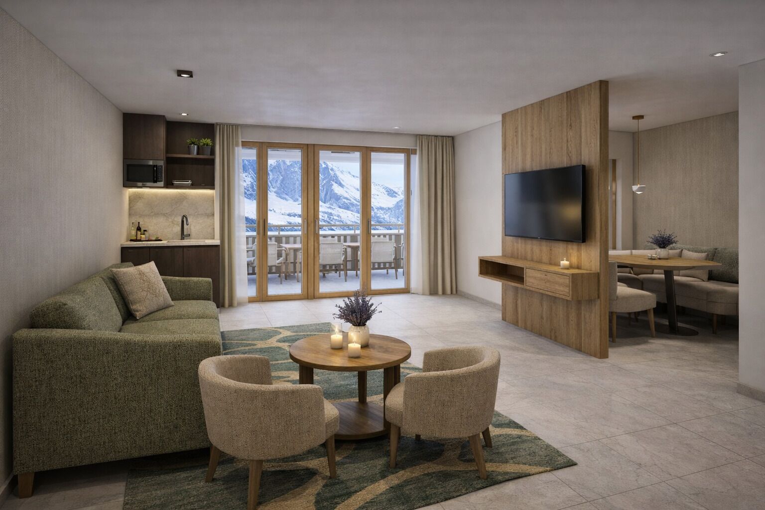 Een moderne woonkamer met een bank, twee fauteuils, een salontafel en een tv die aan een houten paneel is bevestigd. Door grote glazen deuren is een balkon met uitzicht op de bergen te zien.