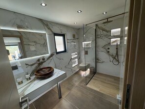 Dusche, Haartrockner, Handtücher