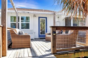 Terrace/patio - ☀️ Short Walk to Beach - Pet Friendly - 40th Street Cottage ☀️ (Mexico Beach)