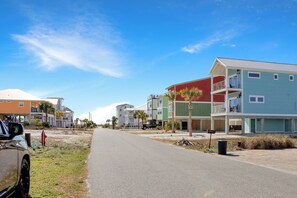 Exterior - ☀️ Short Walk to Beach - Pet Friendly - 40th Street Cottage ☀️ (Mexico Beach)
