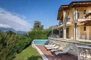 Terrace/patio - Villa Loncrino: Exclusive Lakeview Villa with Private Pool and Garden in Torri del Benaco (Torri del Benaco)