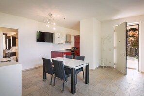 Dining - Villa Loncrino: Exclusive Lakeview Villa with Private Pool and Garden in Torri del Benaco (Torri del Benaco)