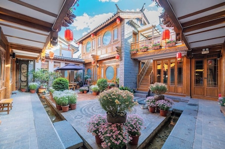 Garden view. Shile Holiday Courtyard