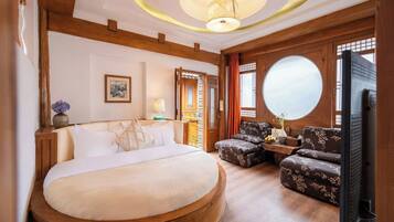 Kamar Double Romantis, 1 Tempat Tidur King, Bebas Asap Rokok, pemandangan halaman | Seprai premium, selimut bulu angsa, dan didekorasi berbeda-beda