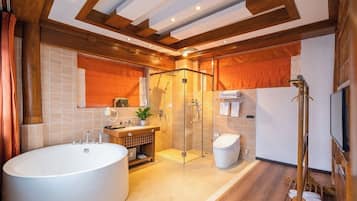 Romantic Double Room, 1 King Bed, Non Smoking, Courtyard View | Bathroom | Designer toiletries, hair dryer, slippers, electronic bidet
