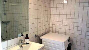 Bruser, miljøvenlige toiletartikler, hårtørrer, håndklæder