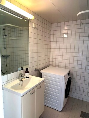 Bruser, miljøvenlige toiletartikler, hårtørrer, håndklæder