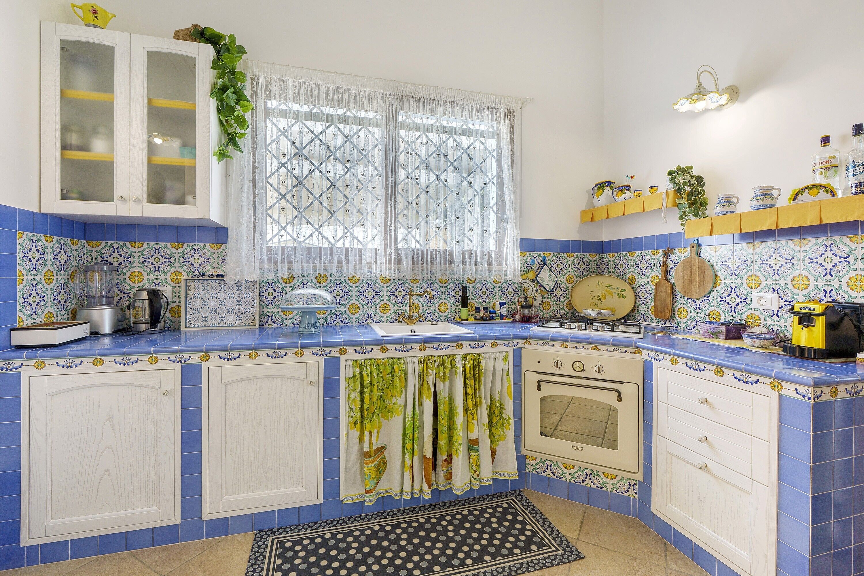 Fridge, oven, stovetop, coffee/tea maker