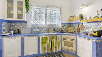 Fridge, oven, stovetop, coffee/tea maker