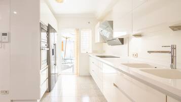 Frigorifero, microonde, forno, piano cottura