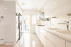 Fridge, microwave, oven, stovetop - Holiday Home 'Can Maro' with Private Terrace, Balcony and Wi-Fi (Santa Margalida)