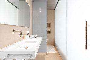 シャワー、ヘアドライヤー、タオル