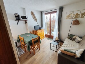 Living area - Studio "Cœur des Neiges" with Mountain View and Shared Terrace (Bernex)