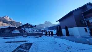 Un paysage enneigé, avec des bâtiments et des montagnes en arrière-plan.