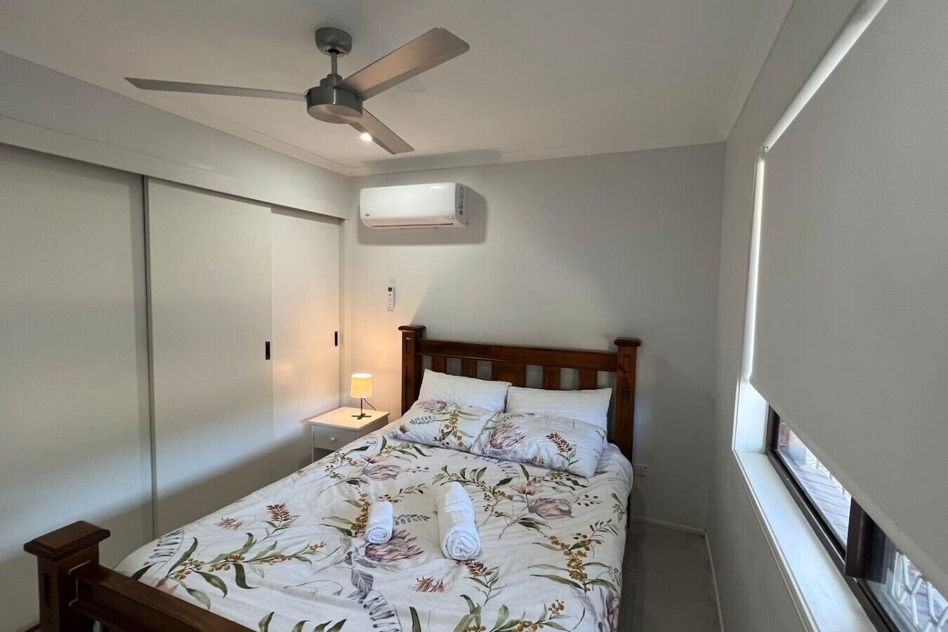 Desk, iron/ironing board, WiFi, bed sheets