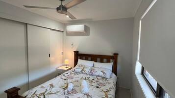 Desk, iron/ironing board, WiFi, bed sheets