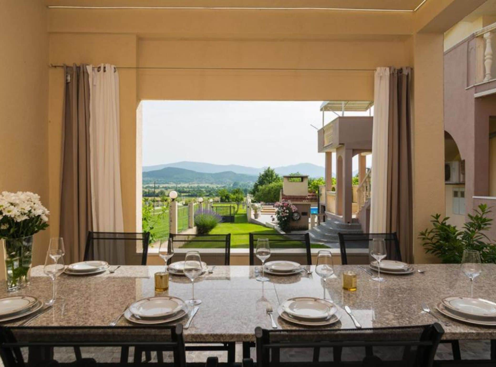 Appartement (Three bedroom apartment) | Salle de séjour | TV connectée de 32 pouces avec chaînes par câble, lecteur de DVD